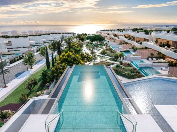 Pisos de 2 y 3 dormitorios en Las Chapas, Marbella Apartamente și case de 2 sau 3 dormitoare în Las Chapas, Marbella Appartements et maisons de ville avec 2 ou 3 chambres à Las Chapas, Marbella