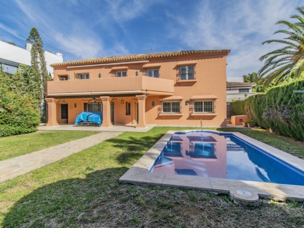 Villa de 5 dormitorios en La Milla de Oro, Marbella 5 Bedroom villa in The Golden Mile, Marbella Vilă 5 dormitoare în Golden Mile, Marbella Villa 5 chambres à Golden Mile, Marbella