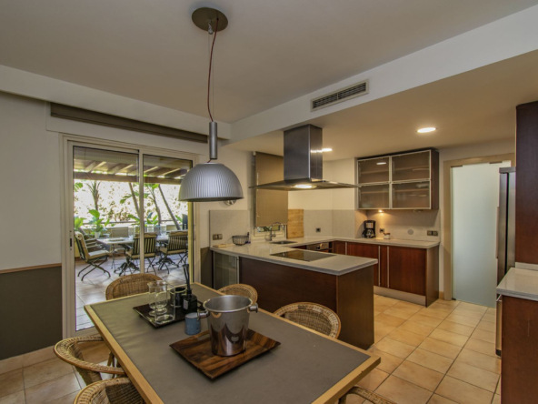 Ático de 3 dormitorios con piscina privada en Marbella