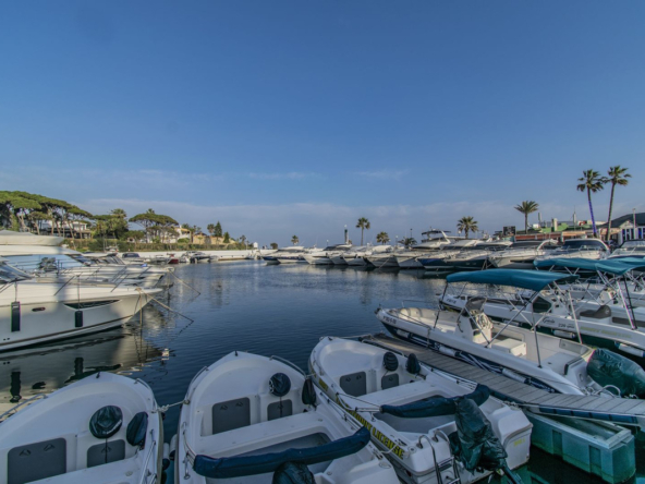 Piso de un dormitorio en el Puerto de Cabopino, Marbella One bedroom apartment in the Port of Cabopino, Marbella Apartament cu un dormitor in Portul Cabopino, Marbella Appartement d`une chambre au Port de Cabopino, Marbella