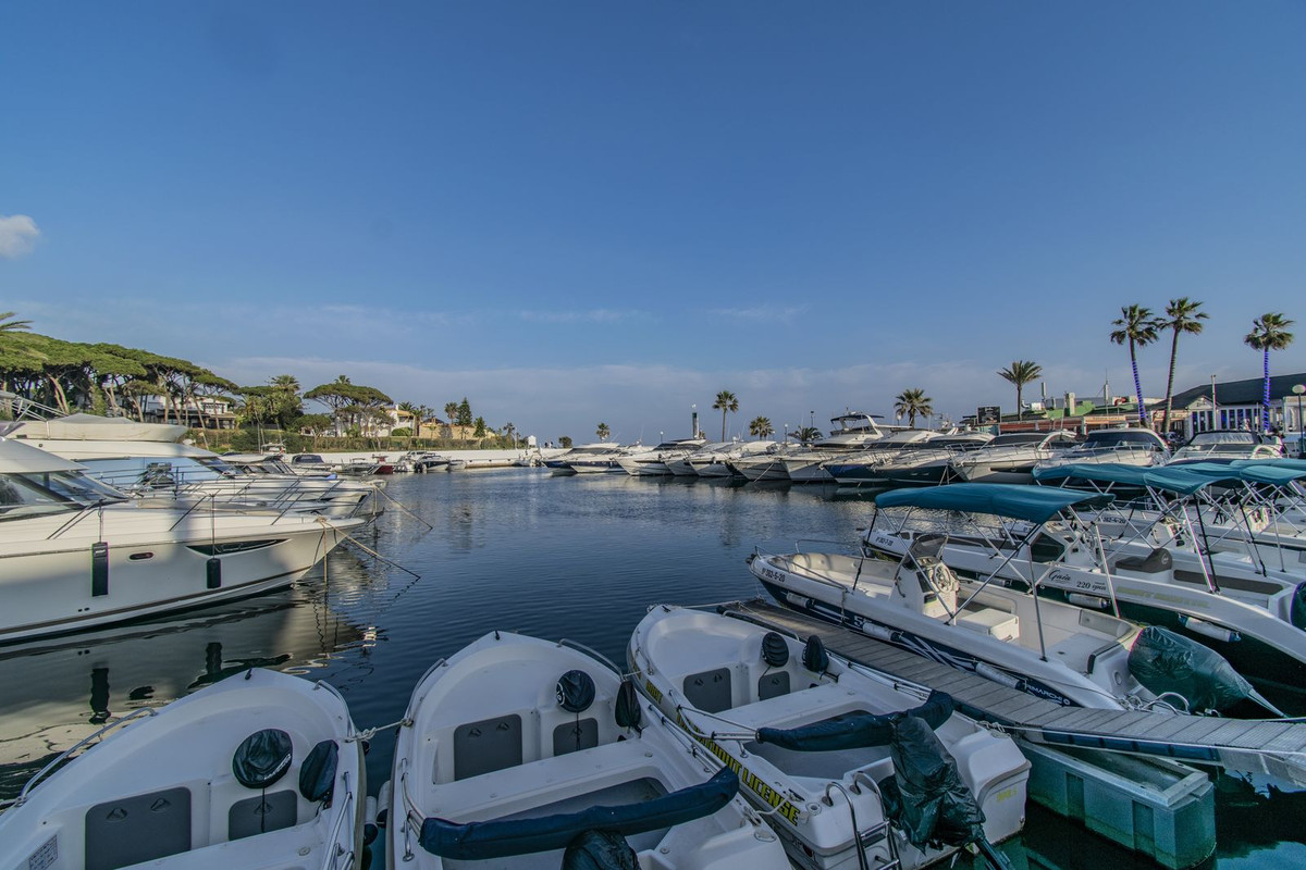 Piso de un dormitorio en el Puerto de Cabopino, Marbella One bedroom apartment in the Port of Cabopino, Marbella Apartament cu un dormitor in Portul Cabopino, Marbella Appartement d`une chambre au Port de Cabopino, Marbella
