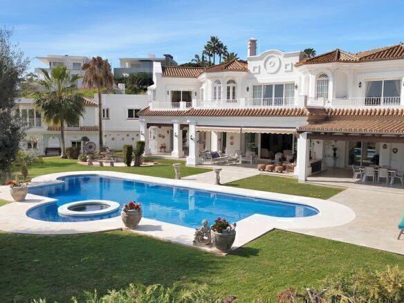 7 Beds Luxury Villa in Nueva Andalucía